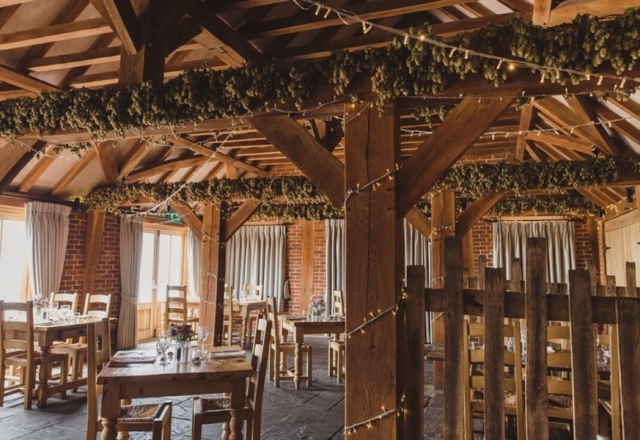 Ferry House Inn y sus mesas de madera 
